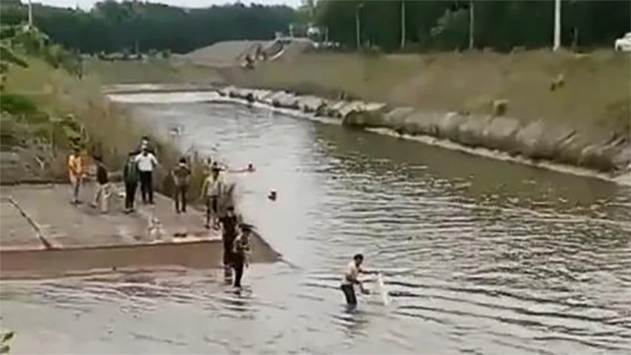 Lực lượng chức năng và người dân nỗ lực tìm kiếm hai thanh niên mất tích dưới kênh nước. Ảnh: Người dân cung cấp Lực lượng chức năng và người dân nỗ lực tìm kiếm hai thanh niên mất tích dưới kênh nước. Ảnh: Người dân cung cấp