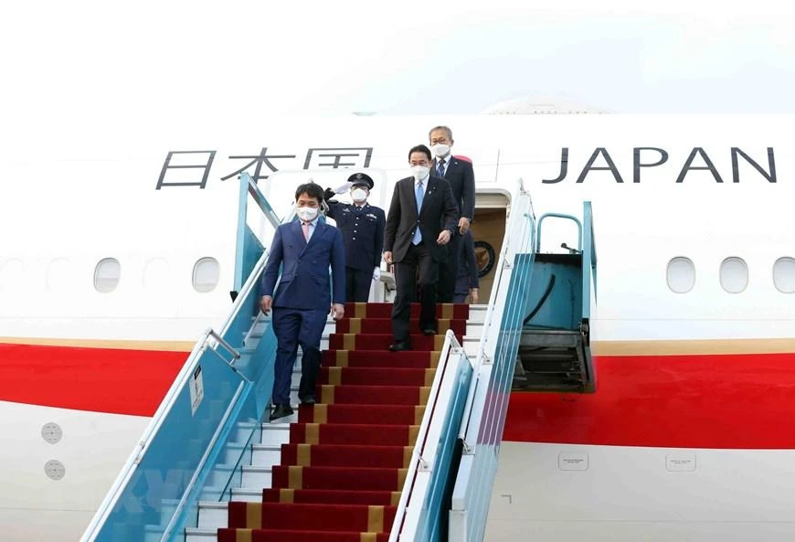 Thủ tướng Nhật Bản Kishida Fumio xuống sân bay quốc tế Nội Bài, bắt đầu chính thức chuyến thăm Việt Nam. Ảnh: TTXVN