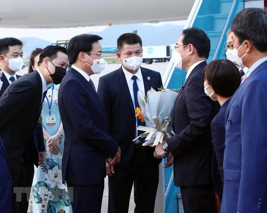 Bộ trưởng, Chủ nhiệm VPCP Trần Văn Sơn đón Thủ tướng Nhật Bản Kishida Fumio tại sân bay quốc tế Nội Bài. Ảnh: TTXVN