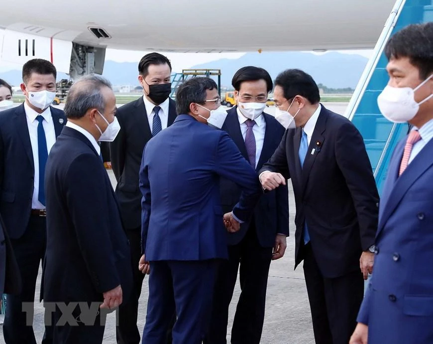 Lãnh đạo VPCP và Bộ Ngoại giao đón Thủ tướng Nhật Bản Kishida Fumio tại sân bay quốc tế Nội bài. Ảnh: TTXVN