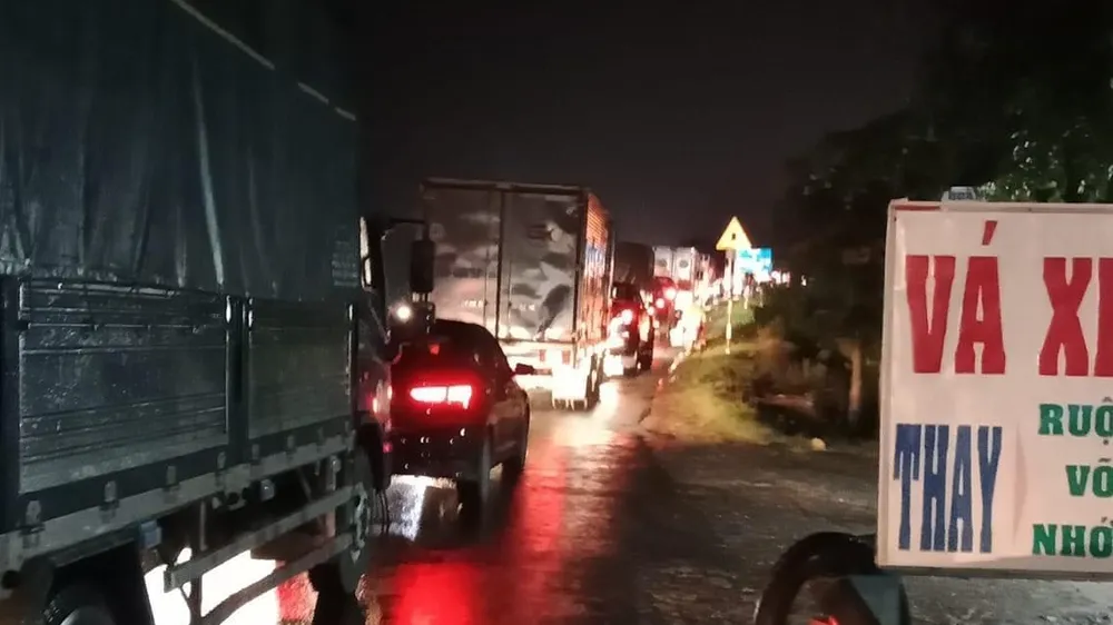 Hàng ngàn lượt xe nhích từng mét để di chuyển trên tuyến Quốc lộ N2. Hàng ngàn lượt xe nhích từng mét để di chuyển trên tuyến Quốc lộ N2.