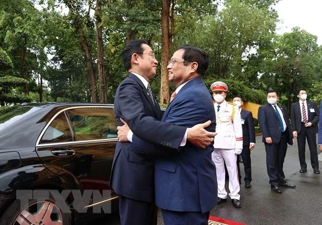 Thủ tướng Phạm Minh Chính đón Thủ tướng Nhật Bản Kishida Fumio. Ảnh: TTXVN