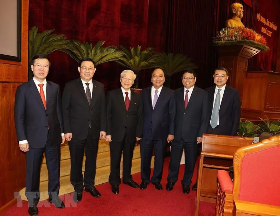 Tổng Bí thư Nguyễn Phú Trọng, Chủ tịch nước Nguyễn Xuân Phúc, Thủ tướng Phạm Minh Chính, Chủ tịch Quốc hội Vương Đình Huệ và Thường trực Ban Bí thư Võ Văn Thưởng cùng các đại biểu dự bế mạc Hội nghị. Ảnh: TTXVN