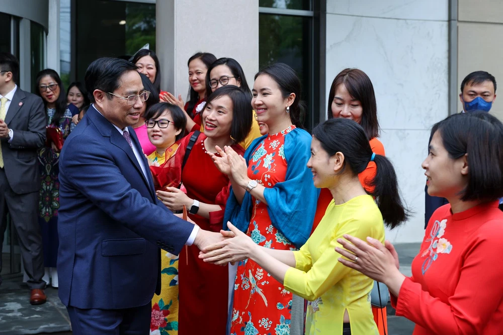 Thủ tướng Phạm Minh Chính động viên cán bộ, nhân viên Đại sứ quán Việt Nam tại Mỹ. Ảnh: VGP