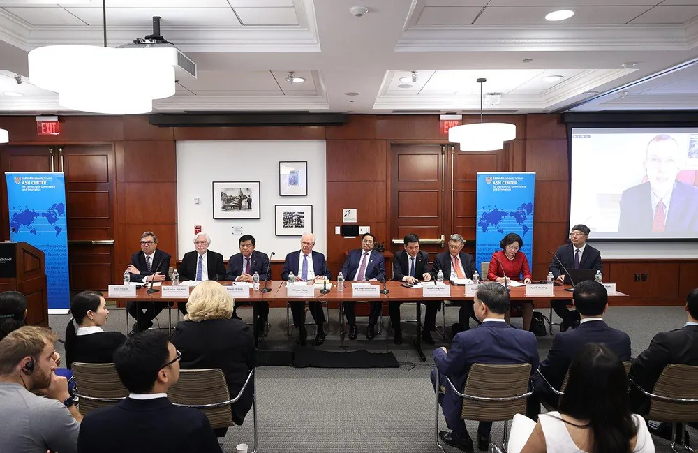 Thủ tướng Phạm Minh Chính cùng các thành viên đoàn đại biểu Việt Nam dự và phát biểu tại tọa đàm chính sách tại Đại học Harvard, thành phố Boston, bang Massachusetts. Ảnh: VGP