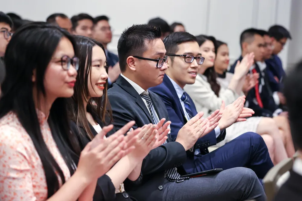 Thủ tướng mong muốn bà con Việt kiều luôn khỏe mạnh, làm việc ổn định, các học sinh, sinh viên Việt Nam học tập “không thua kém ai”. Ảnh: VGP