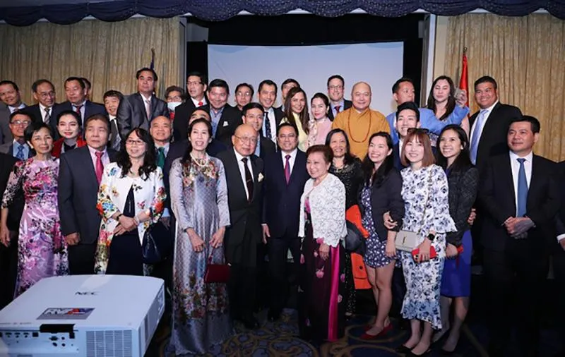 Thủ tướng và bà con kiều bào tại cuộc gặp gỡ. Ảnh: VGP Thủ tướng và bà con kiều bào tại cuộc gặp gỡ. Ảnh: VGP