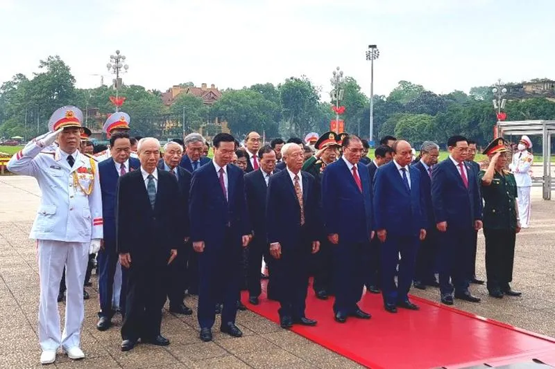 Các lãnh đạo bày tỏ lòng biết ơn vô hạn, thành kính tưởng nhớ công lao to lớn của Chủ tịch Hồ Chí Minh đối với sự nghiệp đấu tranh giải phóng dân tộc, thống nhất đất nước. Ảnh: VGP Các lãnh đạo bày tỏ lòng biết ơn vô hạn, thành kính tưởng nhớ công lao to lớn của Chủ tịch Hồ Chí Minh đối với sự nghiệp đấu tranh giải phóng dân tộc, thống nhất đất nước. Ảnh: VGP