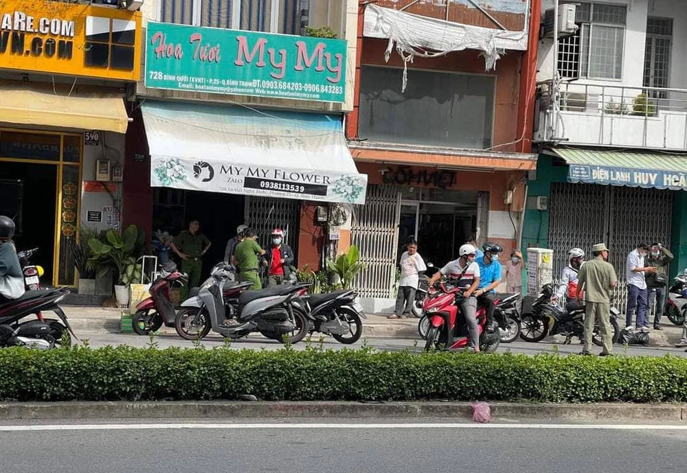 Lực lượng chức năng đến hiện trường nơi báo tin xảy ra vụ cướp tiệm vàng để điều tra. Ảnh: NY