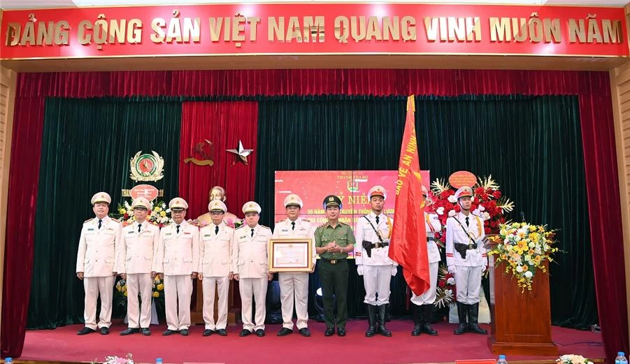 Thừa ủy quyền, Thứ trưởng Trần Quốc Tỏ trao Huân chương Bảo vệ Tổ quốc hạng Nhì tặng Thanh tra Bộ Công an. Ảnh: BCA