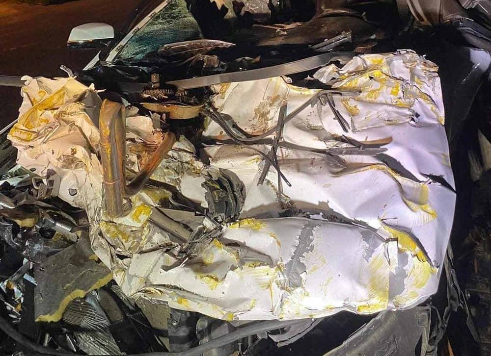 Vụ va chạm khiến ô tô con biến dạng. Ảnh: CTV Vụ va chạm khiến ô tô con biến dạng. Ảnh: CTV