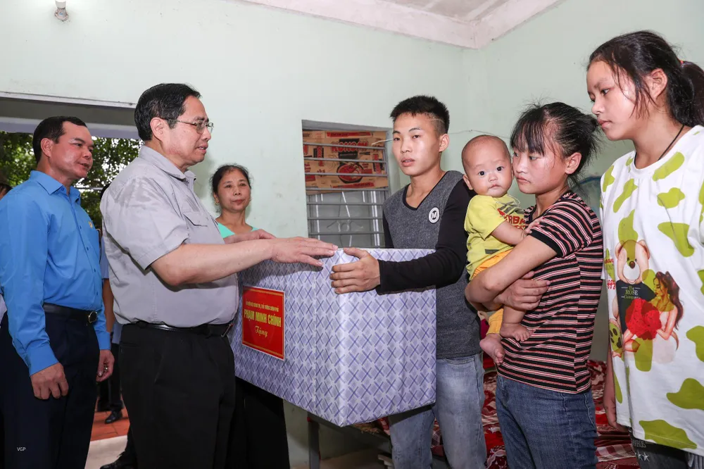 Thủ tướng Phạm Minh Chính thăm, tặng quà công nhân lao động. Ảnh: VGP Thủ tướng Phạm Minh Chính thăm, tặng quà công nhân lao động. Ảnh: VGP