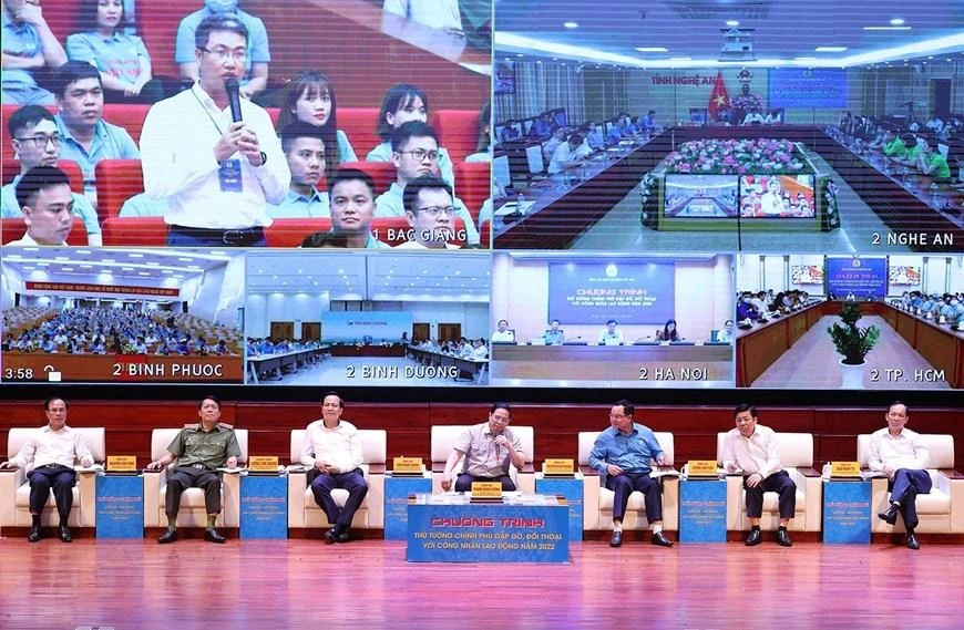 Thủ tướng Phạm Minh Chính và đại diện các bộ, ngành đối thoại với công nhân 2022. Ảnh: TTXVN