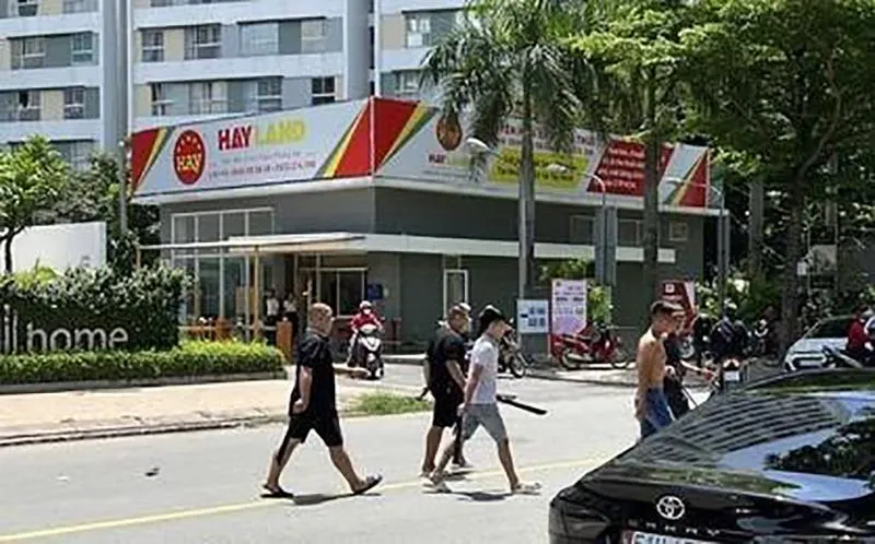 Nhóm người cầm hung khí, xịt hơi cay chém người chém người tại phường Cát Lái. Ảnh: Cắt từ clip Nhóm người cầm hung khí, xịt hơi cay chém người chém người tại phường Cát Lái. Ảnh: Cắt từ clip