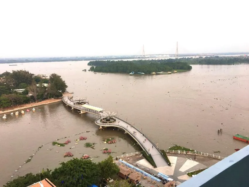 ĐBSCL là vùng sông nước, kinh tế và sinh kế người dân gắn liền với các con sông. Trong ảnh là cầu đi bộ Ninh Kiều - Cần Thơ ở ngã ba sông Cần Thơ nhìn ra sông Hậu, cầu Cần Thơ. Ảnh: NHẪN NAM