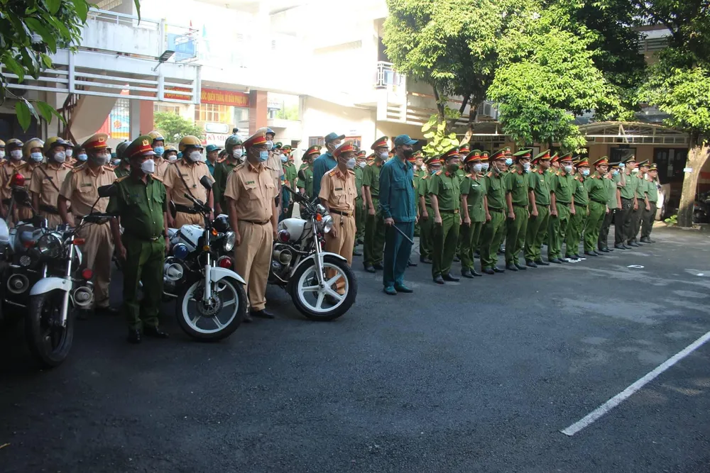 Nhiều lực lượng thuộc Công an quận Bình Thạnh tham gia đợt cao điểm kiểm soát an toàn giao thông 3 tháng. Ảnh: NGUYỄN YÊN