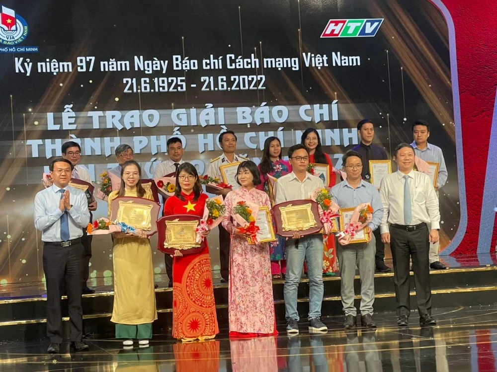 Các tác giả đoạt giải tại buổi lễ trao giải. Ảnh: N. PHƯỚC