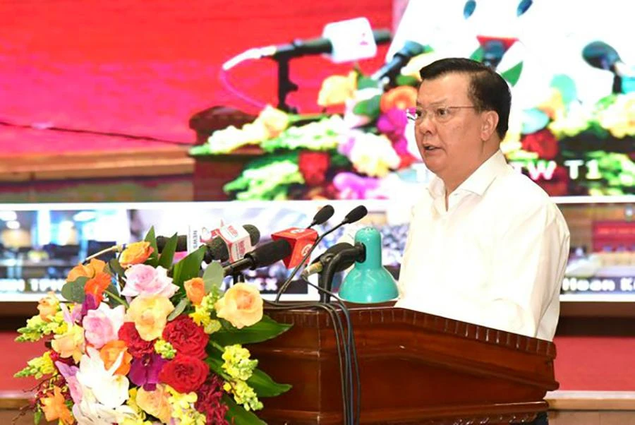 Bí thư Thành ủy Hà Nội Đinh Tiến Dũng nêu một số điểm đáng chú ý của Nghị quyết 15. Ảnh: VGP