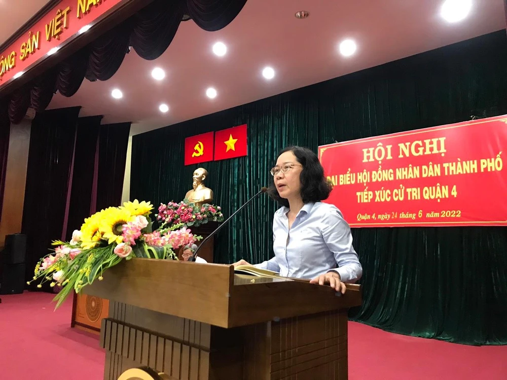 Bà Thái Thị Bích Liên, đại diện tổ đại biểu HĐND TP trao đổi với cử tri. Ảnh: THANH TUYỀN Bà Thái Thị Bích Liên, đại diện tổ đại biểu HĐND TP trao đổi với cử tri. Ảnh: THANH TUYỀN