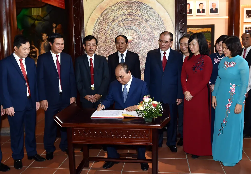 Chủ tịch nước viết sổ lưu niệm tại Khu Di tích lưu niệm Tổng Bí thư Nguyễn Văn Cừ. Ảnh VGP Chủ tịch nước viết sổ lưu niệm tại Khu Di tích lưu niệm Tổng Bí thư Nguyễn Văn Cừ. Ảnh VGP