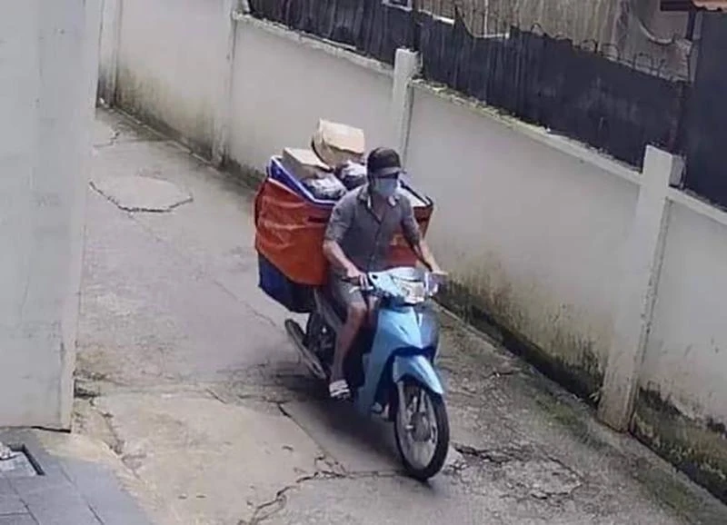 Chiếc xe máy cùng thùng hàng của anh Duy bị kẻ trộm lấy. Ảnh: Cắt từ clip