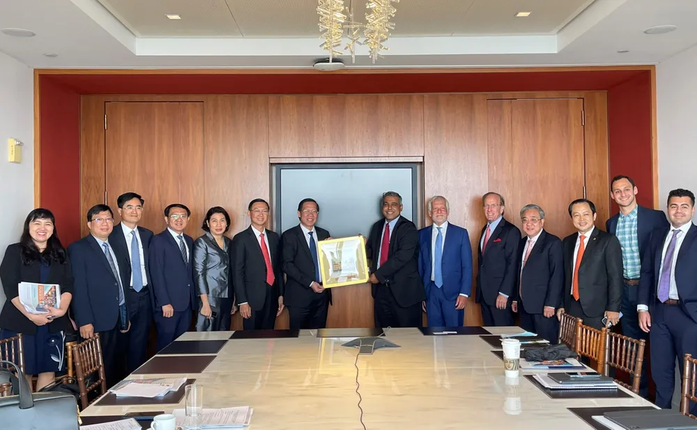 Chủ tịch UBND TP.HCM Phan Văn Mãi cùng đoàn đại biểu TP.HCM làm việc với Bank of America. Ảnh: NGỌC DIỄM (SGGP) Chủ tịch UBND TP.HCM Phan Văn Mãi cùng đoàn đại biểu TP.HCM làm việc với Bank of America. Ảnh: NGỌC DIỄM (SGGP)