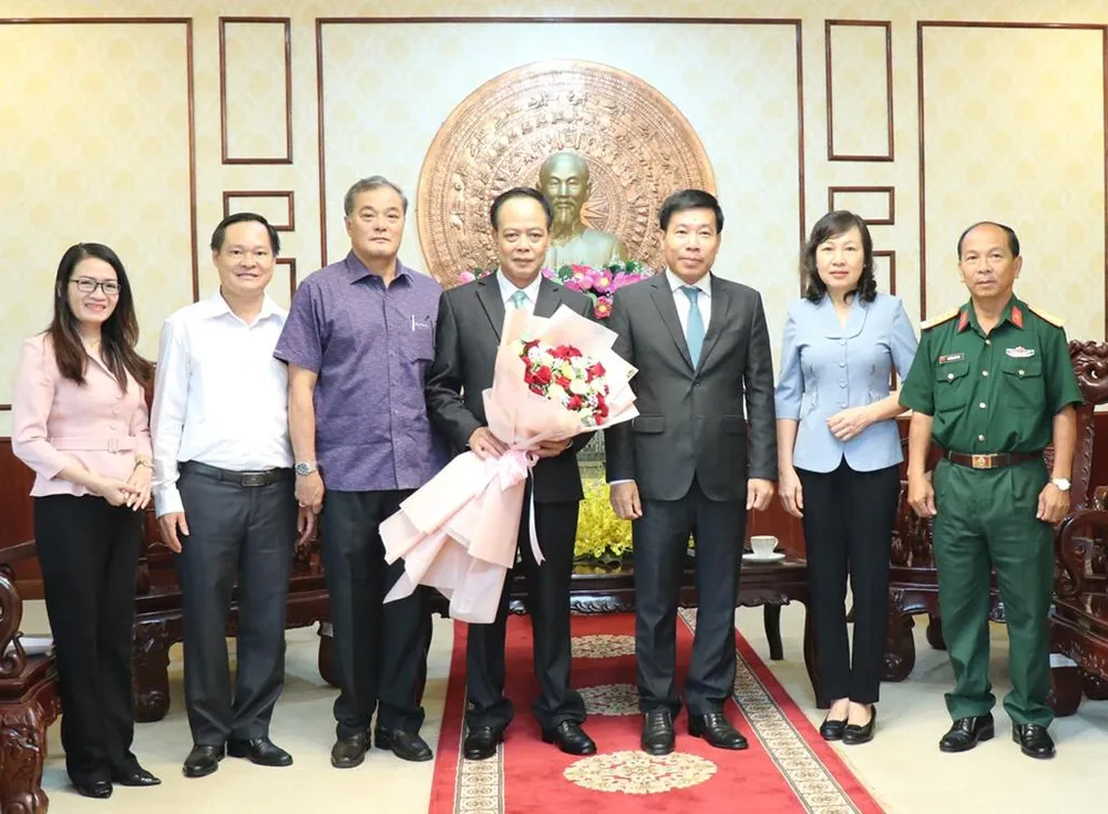 Các lãnh đạo tỉnh Bình Phước chúc mừng tân Trưởng ban Tuyên giáo Tỉnh ủy Vũ Tiến Điền. Ảnh: Cổng TTĐT Bình Phước