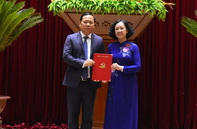 Trưởng Ban Tổ chức Trung ương Trương Thị Mai trao quyết định cho ông Nguyễn Phi Long. Ảnh: VOV