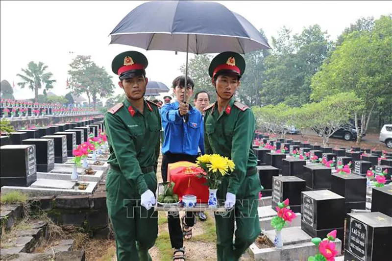 Lễ truy điệu và an táng 44 hài cốt liệt sĩ. Ảnh: TTXVN Lễ truy điệu và an táng 44 hài cốt liệt sĩ. Ảnh: TTXVN