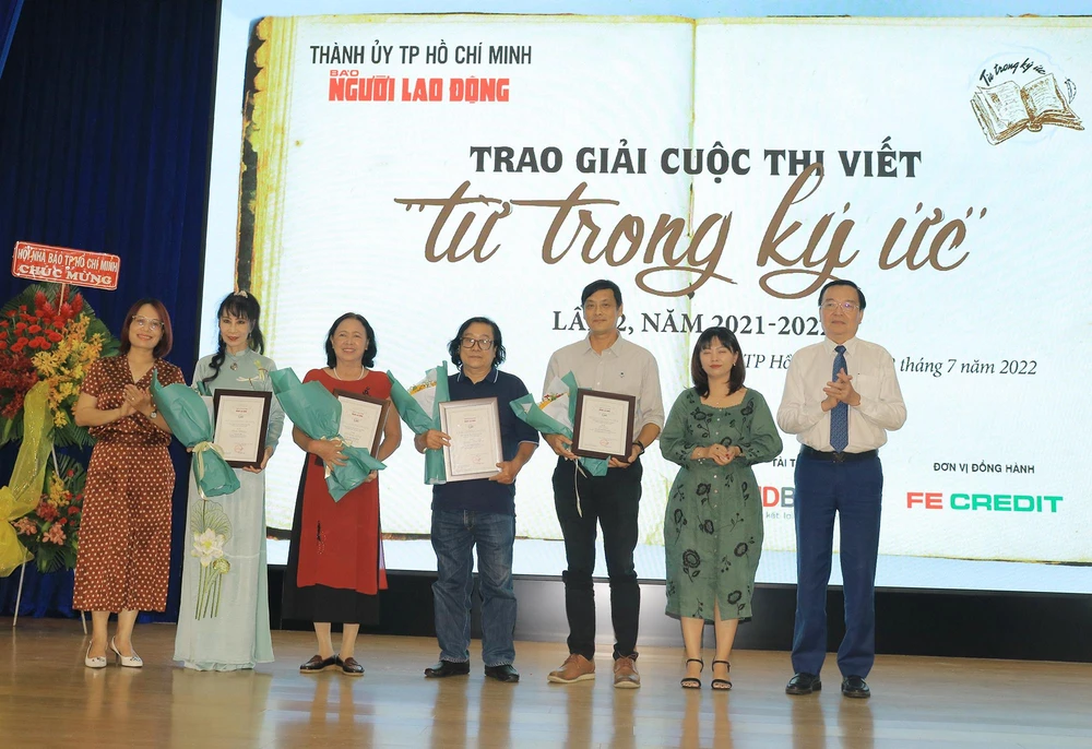 Ban tổ chức trao giải cho các tác giả đoạt giải cuộc thi “Từ trong ký ức” lần hai. Ảnh: VÕ THƠ