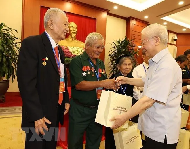 Tổng bí thư Nguyễn Phú Trọng tặng quà đại biểu người có công tiêu biểu toàn quốc hôm 23-7-2022. Ảnh: TTXVN Tổng bí thư Nguyễn Phú Trọng tặng quà đại biểu người có công tiêu biểu toàn quốc hôm 23-7-2022. Ảnh: TTXVN