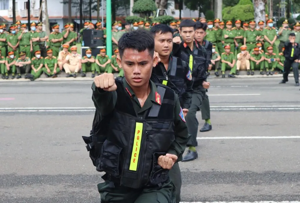Các chiến sĩ Trung đoàn Cảnh sát cơ động dự bị chiến đấu Công an tỉnh Bình Phước biểu diễn các bài võ thuật. Ảnh: Cổng TTĐTBP Các chiến sĩ Trung đoàn Cảnh sát cơ động dự bị chiến đấu Công an tỉnh Bình Phước biểu diễn các bài võ thuật. Ảnh: Cổng TTĐTBP