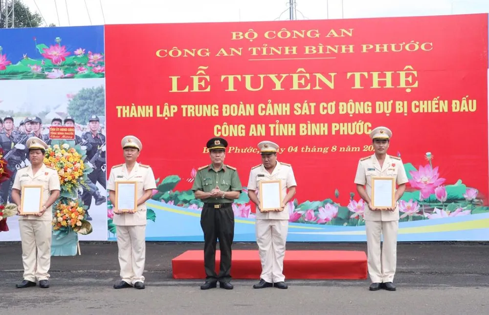 Đại tá Bùi Xuân Thắng, Giám đốc Công an tỉnh Bình Phước trao quyết định triển khai các hoạt động của Trung đoàn Cảnh sát cơ động dự bị chiến đấu. Ảnh: Cổng TTĐTBP Đại tá Bùi Xuân Thắng, Giám đốc Công an tỉnh Bình Phước trao quyết định triển khai các hoạt động của Trung đoàn Cảnh sát cơ động dự bị chiến đấu. Ảnh: Cổng TTĐTBP