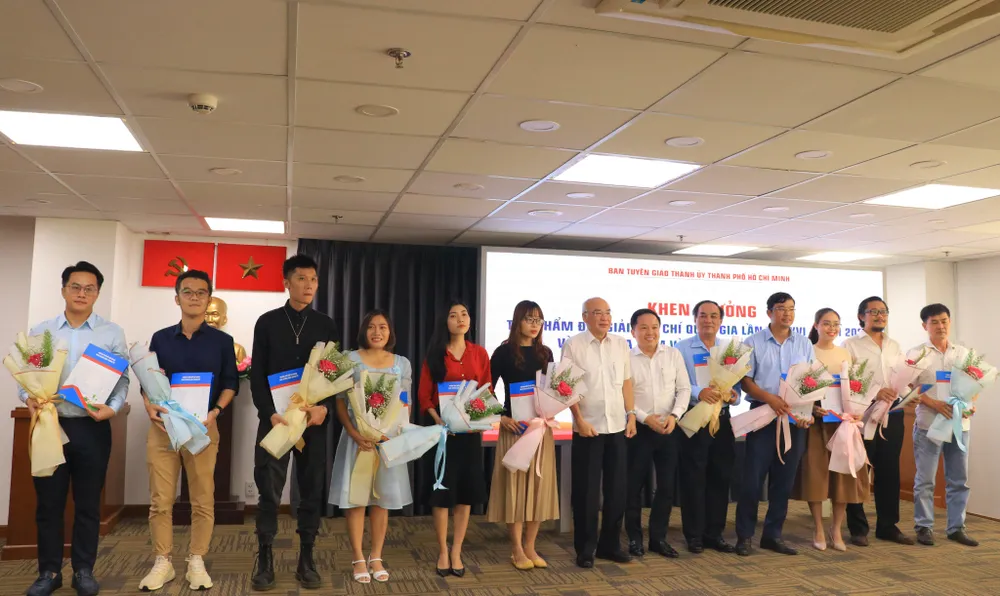 Trưởng ban Tuyên giáo Thành ủy TP.HCM Phan Nguyễn Như Khuê và Phó Giám đốc Sở TT&amp;TT TP.HCM Từ Lương trao thưởng bổ sung và tặng hoa chúc mừng cho các tác giả và nhóm tác giả. Ảnh: VÕ THƠ