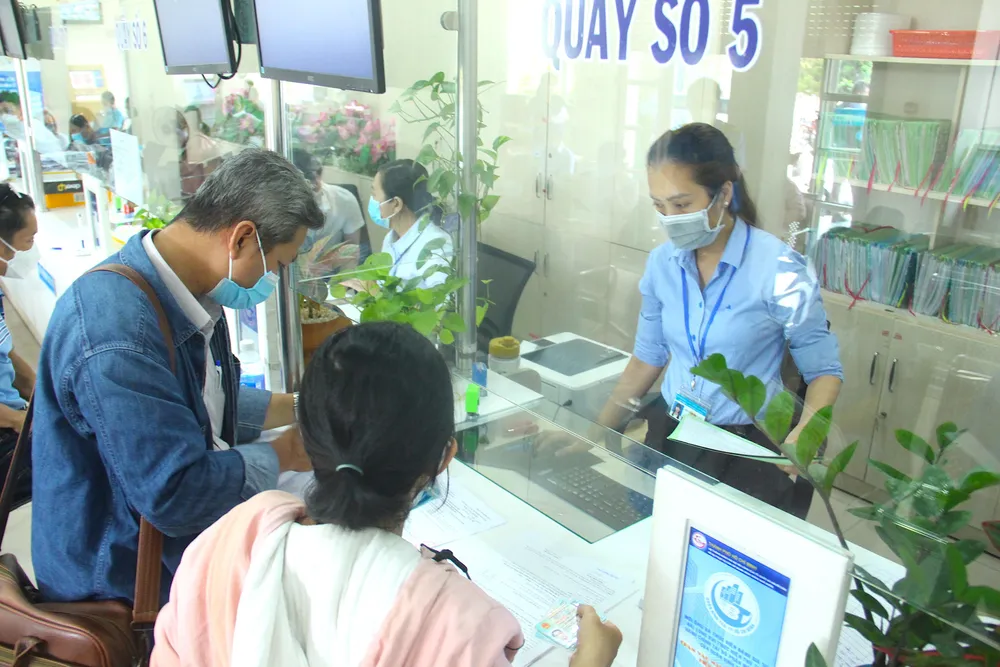 Người dân khi đến UBND quận Bình Tân làm thủ tục sẽ không còn phải chờ đợi mà được cán bộ xử lý, giải quyết rất nhanh chóng. Ảnh: LÊ THOA Người dân khi đến UBND quận Bình Tân làm thủ tục sẽ không còn phải chờ đợi mà được cán bộ xử lý, giải quyết rất nhanh chóng. Ảnh: LÊ THOA