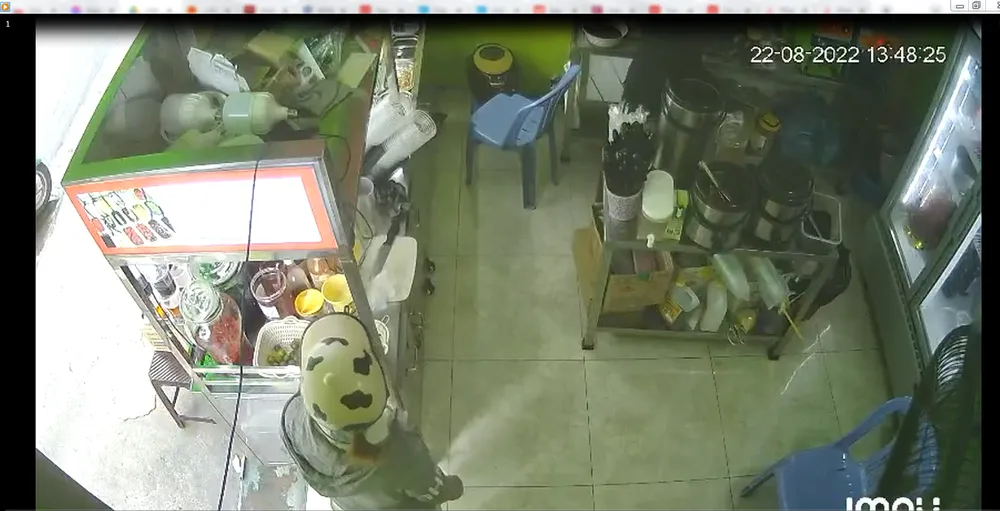 Lợi dụng lúc nhân viên đang làm nước, cô gái đã vào lấy hai chiếc điện thoại rồi rời đi. Ảnh: Cắt từ clip Lợi dụng lúc nhân viên đang làm nước, cô gái đã vào lấy hai chiếc điện thoại rồi rời đi. Ảnh: Cắt từ clip