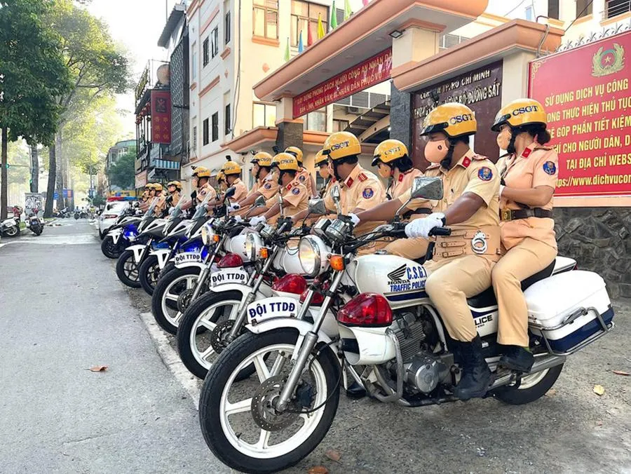 Sau hai tháng thực hiện cao điểm, lực lượng CSGT toàn quốc đã phát hiện, xử lý hơn 470.000 trường hợp vi phạm giao thông. Ảnh: MỸ DUYÊN