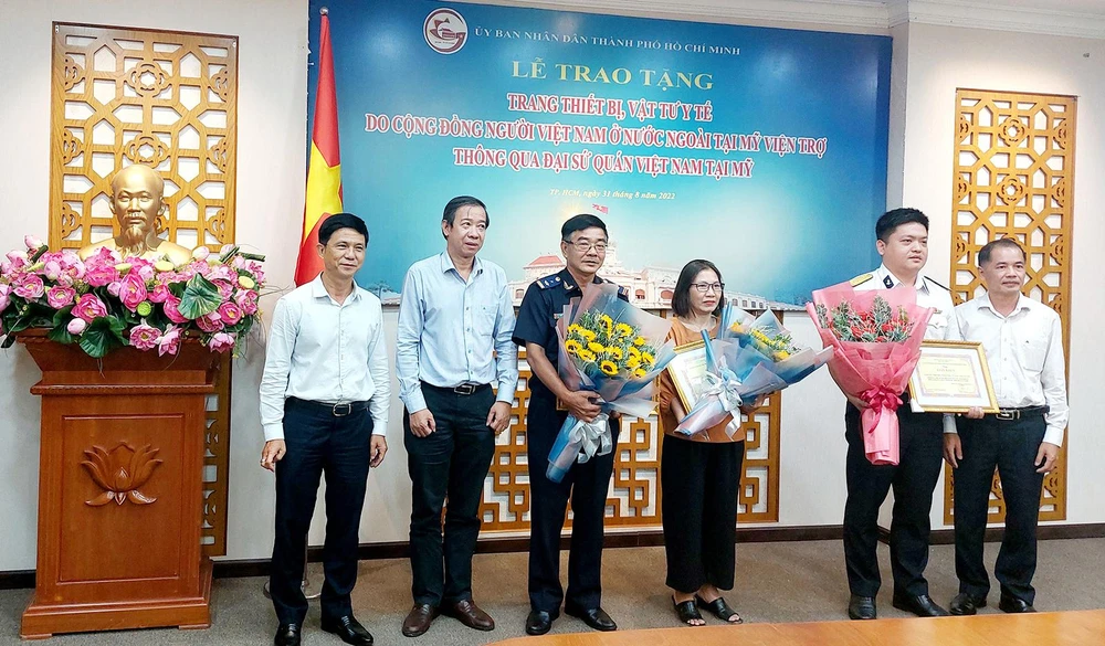 Đại diện Ủy ban người Việt Nam ở nước ngoài TP.HCM trao tặng giấy khen cho các tập thể và cá nhân có thành tích, tích cực trong việc tiếp nhận và viện trợ vật tư y tế. Ảnh: THÚY NHI Đại diện Ủy ban người Việt Nam ở nước ngoài TP.HCM trao tặng giấy khen cho các tập thể và cá nhân có thành tích, tích cực trong việc tiếp nhận và viện trợ vật tư y tế. Ảnh: THÚY NHI