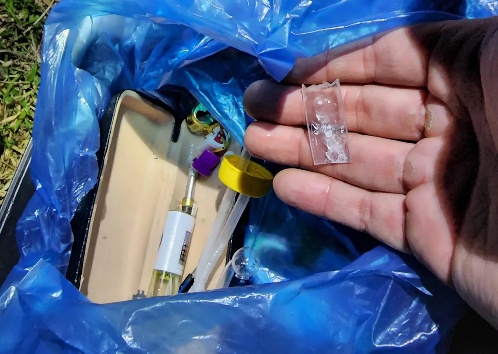 CSGT phát hiện trong cốp xe của đôi nam nữ có một túi nylon chứa tinh thể màu trắng nghi ma túy đá.