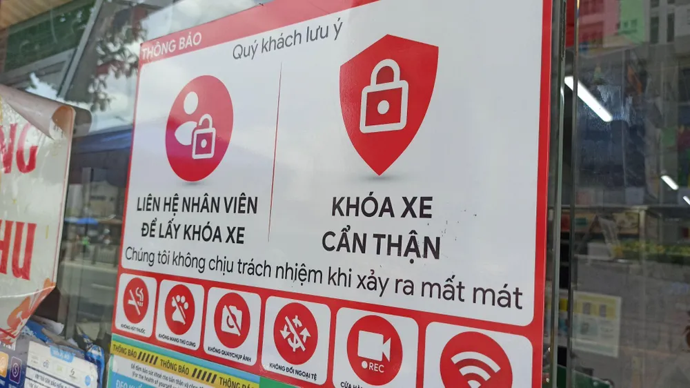 Cửa hàng có bảng cảnh báo khách cẩn thận tránh mất tài sản. Ảnh: NY Cửa hàng có bảng cảnh báo khách cẩn thận tránh mất tài sản. Ảnh: NY