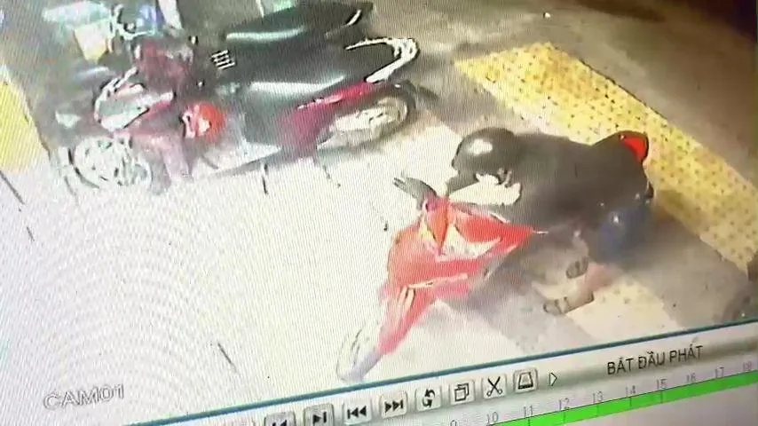 Nam thanh niên tiếp cận bẻ khóa chiếc xe màu đỏ. Ảnh: Cắt từ camera an ninh Nam thanh niên tiếp cận bẻ khóa chiếc xe màu đỏ. Ảnh: Cắt từ camera an ninh