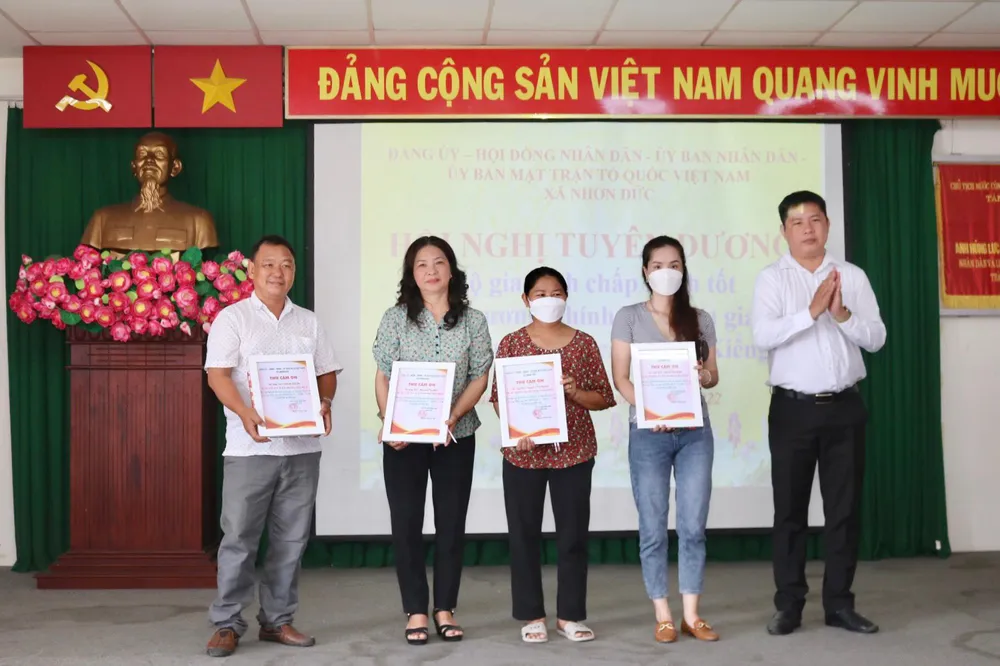Ông Nguyễn Thanh Tuấn Bí thư Đảng ủy xã Nhơn Đức trao thư cảm ơn và tặng quà cho các hộ dân đồng thuận giải phóng mặt bằng xây dựng cầu Long Kiểng Ông Nguyễn Thanh Tuấn Bí thư Đảng ủy xã Nhơn Đức trao thư cảm ơn và tặng quà cho các hộ dân đồng thuận giải phóng mặt bằng xây dựng cầu Long Kiểng