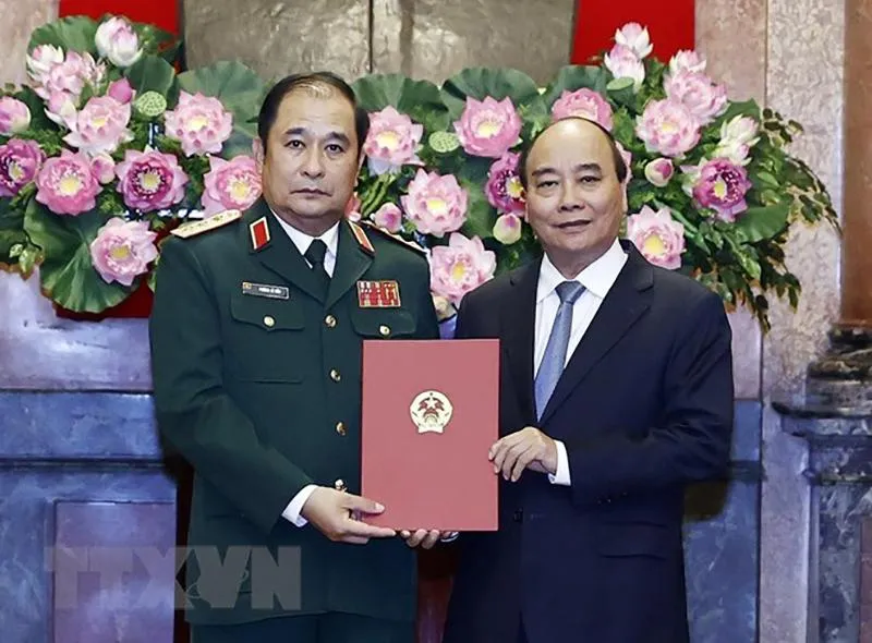 Chủ tịch nước Nguyễn Xuân Phúc trao quyết định thăng quân hàm Thượng tướng cho ông Phùng Sĩ Tấn. Ảnh: TTXVN