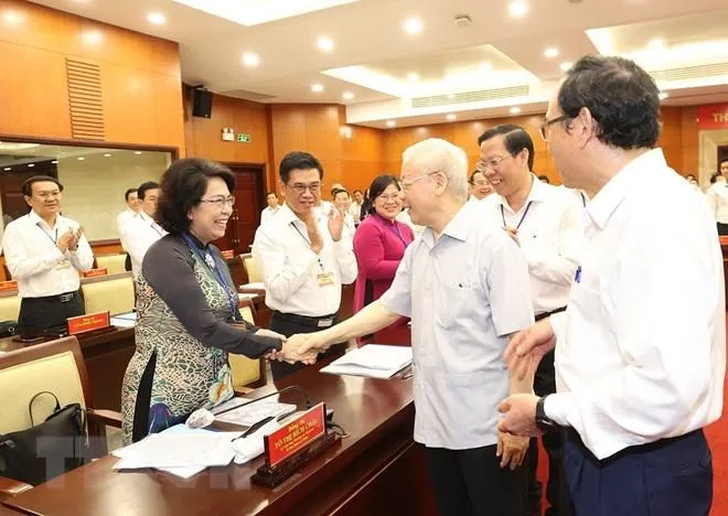 Tổng Bí thư Nguyễn Phú Trọng với các cán bộ Ban Thường vụ Thành ủy và lãnh đạo chủ chốt TP.HCM. Ảnh: TTXVN Tổng Bí thư Nguyễn Phú Trọng với các cán bộ Ban Thường vụ Thành ủy và lãnh đạo chủ chốt TP.HCM. Ảnh: TTXVN