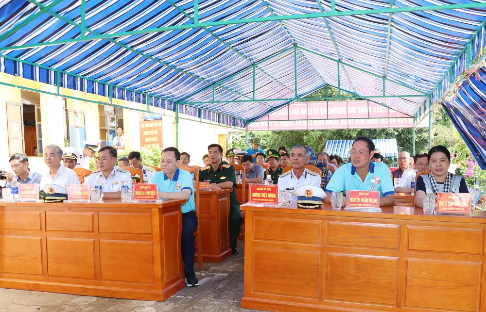 Đoàn công tác của TP.HCM thăm và tặng quà tại đảo Hòn Khoai. Ảnh: ANH HOÀNG