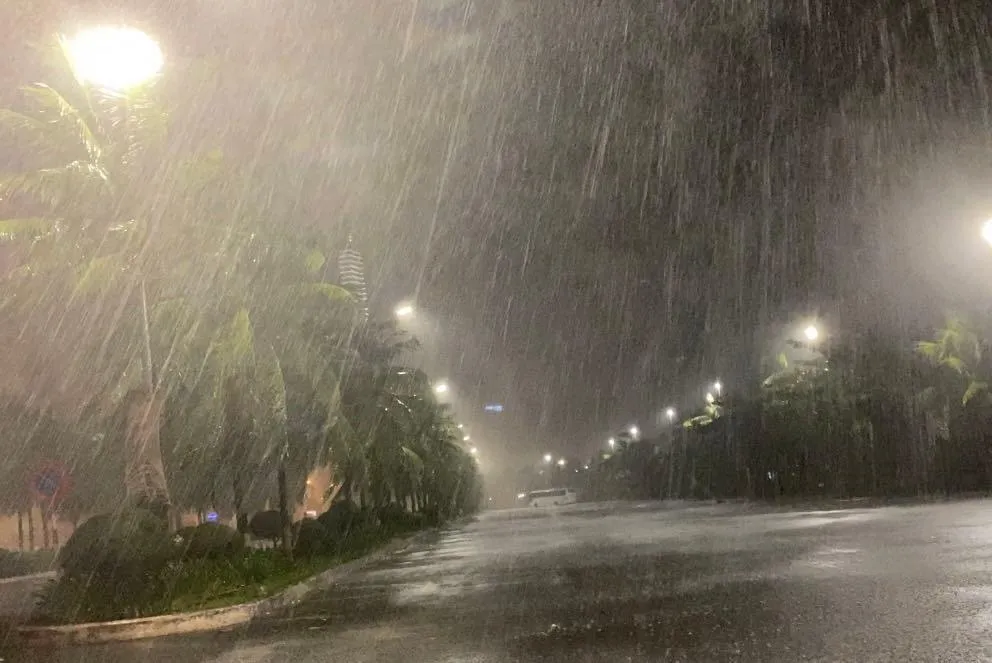 Các tuyến đường trung tâm TP Đà Nẵng không một bóng người, sau 20 giờ đêm - giờ chính quyền TP cấm người dân ra đường. Ảnh: HẢI HIẾU