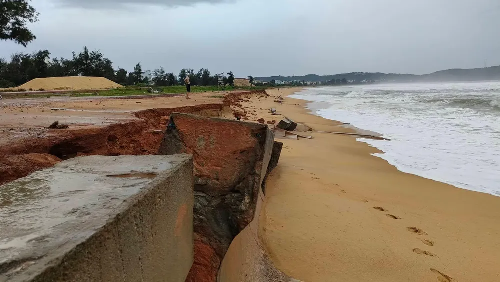Nhiều tuyến kè biển đã bị sóng biển đánh vỡ. Ảnh: LK
