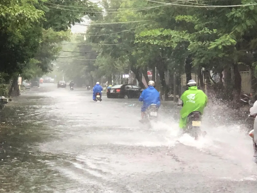 Nhiều tuyến đường ở Đà Nẵng bắt đầu ngập. VĂN QUANG