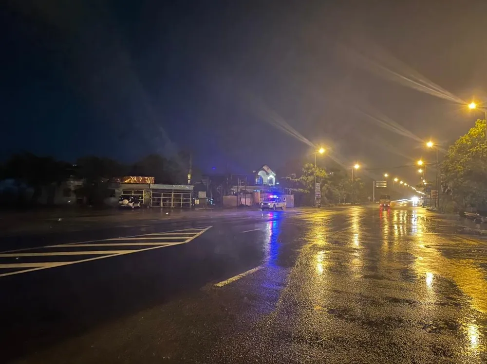 Lực lượng tuần tra tỉnh Quảng Nam túc trực, nhắc nhở người dân tìm nơi tránh trú an toàn. Ảnh: THANH NHẬT