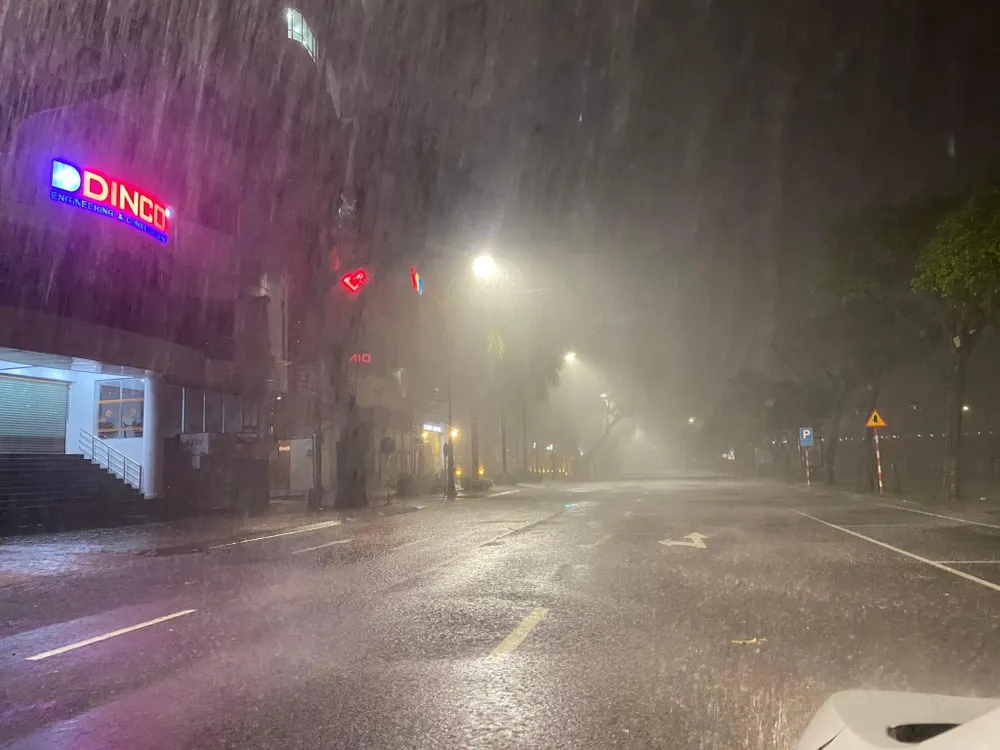 Các tuyến đường trung tâm TP Đà Nẵng không một bóng người, sau 20 giờ đêm - giờ chính quyền TP cấm người dân ra đường. Ảnh: HẢI HIẾU